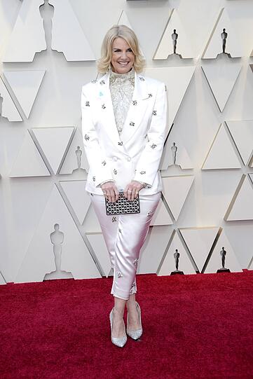 Flop: Zwar ist ein Hosenanzug bei den Oscars ein cooles Statement, doch der Hosenanzug von Sarah Kate Ellis stiftet mehr Verwirrung als Trends zu setzen.