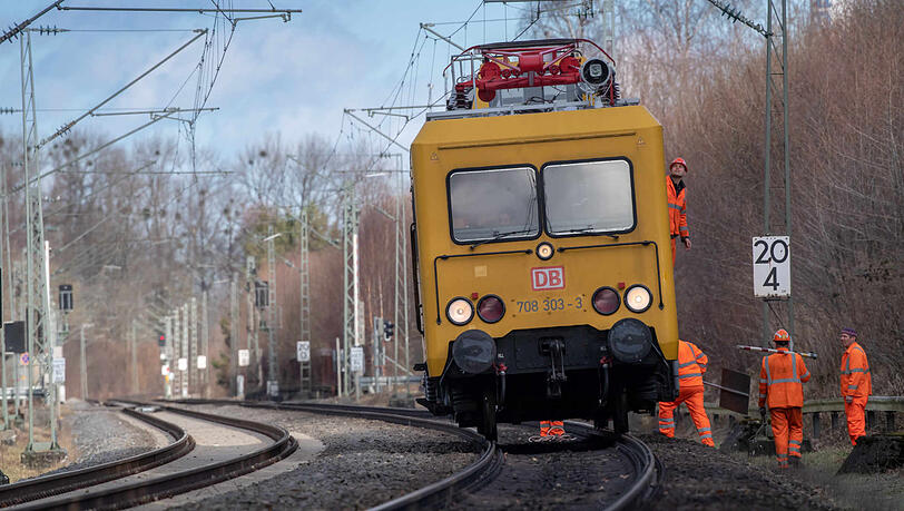 Ein Bild von Montagnachmittag: Auf der Bahnstrecke zwischen Fürstenfeldbruck-Eichenau und München werden mit einem sogenannten Turmtriebwagen Äste vom Gleis geräumt, außerdem reparieren die Mitarbeiter die Oberleitung.