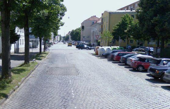 Übers Kopfsteinpflaster an der Winzererstraße beim Stadtarchiv düsen Autofahrer gerne mit 50 Stundenkilometern. Der BA fordert für den Abschnitt zwischen Schwere-Reiter-Straße und Elisabethstraße jetzt Tempo 30.
