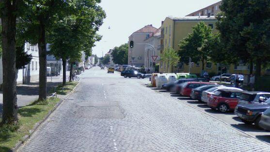 Übers Kopfsteinpflaster an der Winzererstraße beim Stadtarchiv düsen Autofahrer gerne mit 50 Stundenkilometern. Der BA fordert für den Abschnitt zwischen Schwere-Reiter-Straße und Elisabethstraße jetzt Tempo 30. Übers Kopfsteinpflaster an der Winzererstraße beim Stadtarchiv düsen Autofahrer gerne mit 50 Stundenkilometern. Der BA fordert für den Abschnitt zwischen Schwere-Reiter-Straße und Elisabethstraße jetzt Tempo 30.