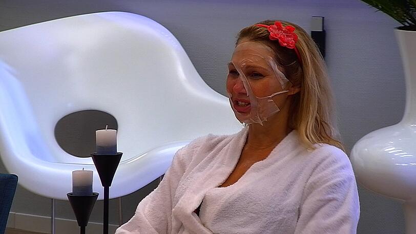 Dolly erheitert ihre Mitbewohner mit einer Gesichtsmaske.
