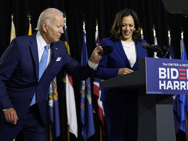 Kamala Harris (r), demokratische Senatorin von Kalifornien und Vize-Präsidentschaftsbewerberin der Demokraten für die Präsidentschaftswahlen, während einer Presskonferenz mit Joe Biden, dem designierten Präsidentschaftskandidat der US-Demokraten.