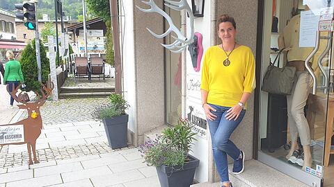 "Söder-Fan" Constance Niedner steht vor ihrem Laden. Sie will auch sonntags aufsperren dürfen.