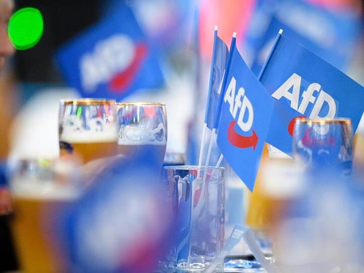 Fähnchen und Biergläser bei der AfD im bayrischen Osterhofen.