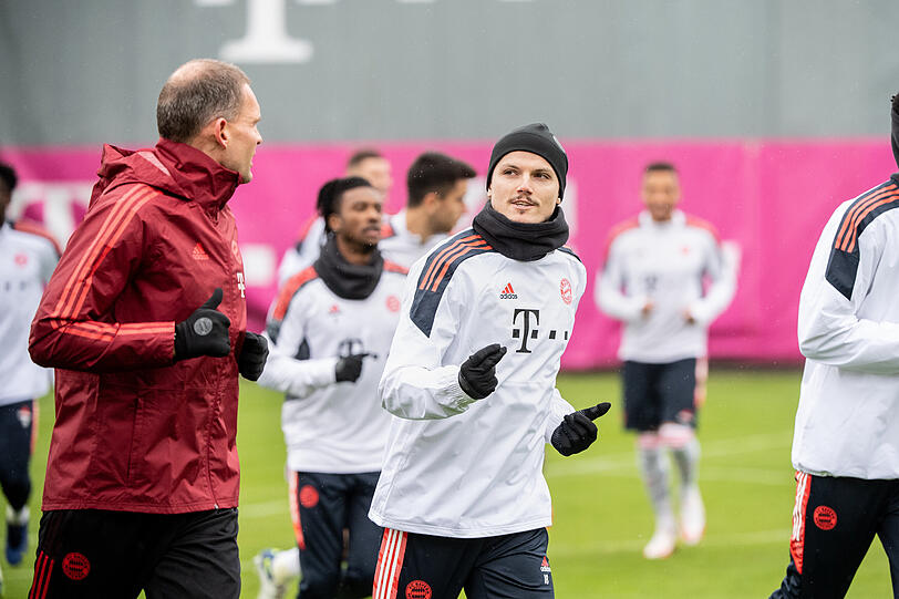 Marcel Sabitzer im Gespräch mit Fitness- und Rehabilitationstrainer Holger Broich.