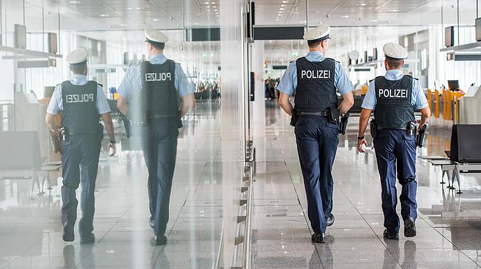 Die Beamten ließen die Handschellen klicken und brachten den gebürtigen Münchner zur Wache. (Symbolbild)
