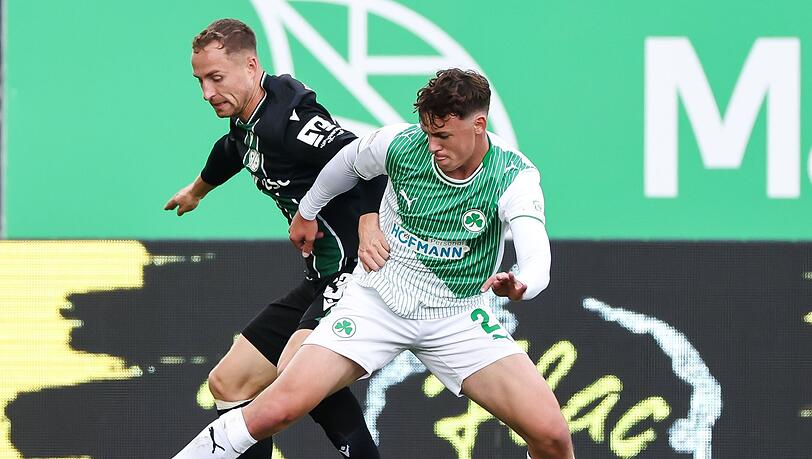 Hannover-Profi Maurice Neubauer (links) und der Fürther Lukas Reich kämpfen um den Ball.