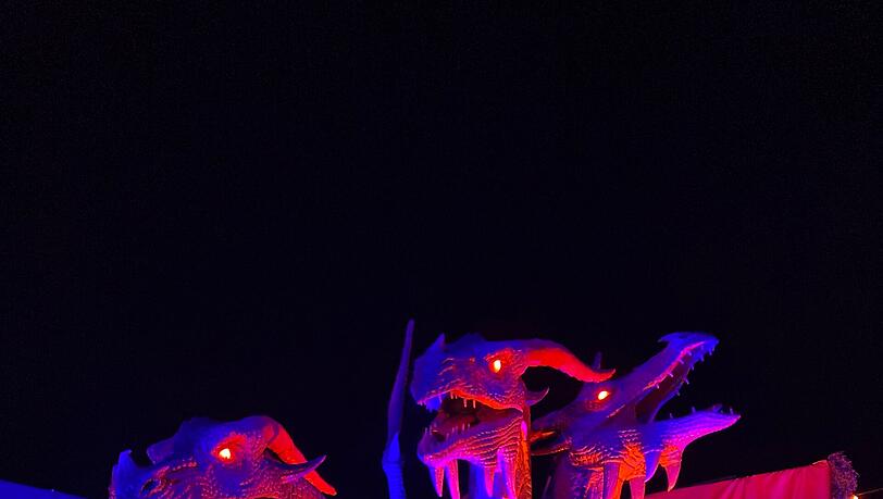 Zum Glück ist dieses dreiköpfige Exemplar nicht echt. Zum Glück ist dieses dreiköpfige Exemplar nicht echt.