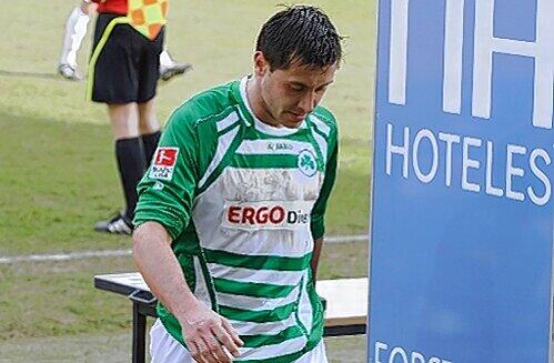 Stapft betröppelt von dannen - und hat nun zwei Spiele Zwangspause: Fürths Rot-Sünder Miroslav Slepicka.