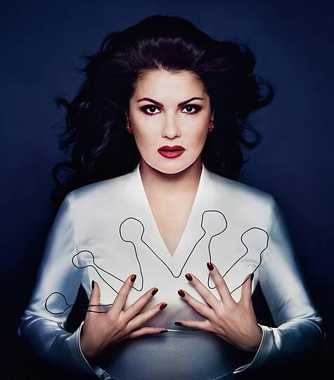 Bisher spielte sie vor allem süße und bemitleidenswerte Opern-Mädel. Nun wechselt Anna Netrebko ins dramatische Fach. Und das kopfüber: Die Russin wagt sich an die Lady Macbeth in Verdis düsterer Shakespeare-Oper. Auf Platte hat sie die Arien schon gesungen. Auf der Bühne probiert sie die Rolle erstmals am 27. Juni zur Eröffnung der Opernfestspiele. Und das ausgerechnet in Martin Ku&scaron;ejs Inszenierung, der die Lady im Kristalllüster turnen und ihren Blues nachtwandelnd mit Schnaps und Zigarette ertränken lässt.