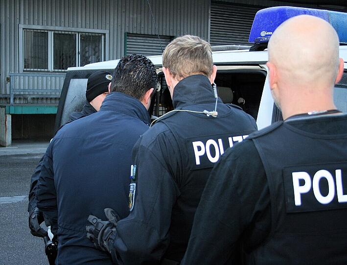 Beamte der Bundespolizei führen einen Verdächtigen ab