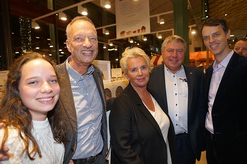 Seniorchef Gerhard Müller-Rischart (2.v.li) mit Tochter Gesine (14) und Sohn Juniorchef Magnus Rischart (5.v. links) und in Bildmitte Lydia Staltner (Lichtblick) und Wirt Dietmar Holzapfel.
