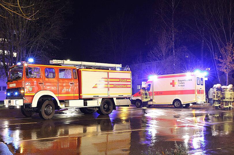 Die Bilder vom Unfall aus Traunreut, bei dem eine Passantin schwer verletzt wird.