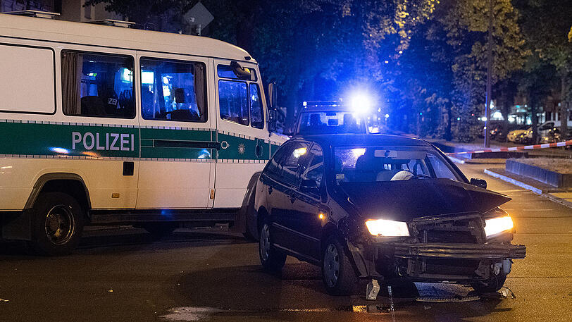 Am Ende einer Verfolgungsjagd stirbt eine unbeteiligte Radlerin. Die Bilder vom Horror-Unfall in Berlin.