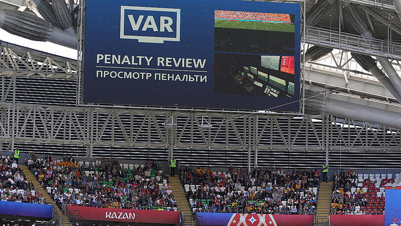 Anschauungsmaterial für die Bundesliga: Während der WM-Partie zwischen Frankreich und Australien in der Kasan-Arena ist auf der Anzeigetafel nach einem Foul an Frankreichs Griezmann durch den Australier Risdon der Schriftzug "VAR" für Video Assistent Referee zu sehen.