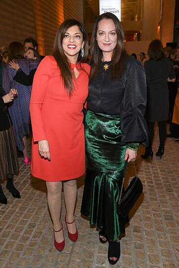 Starker Auftritt: Schauspielerin Natalia Wörner in schwarzer Bluse und mit grünem Samtrock - mit Powerfrau Alice Brauner ganz in Rot.
