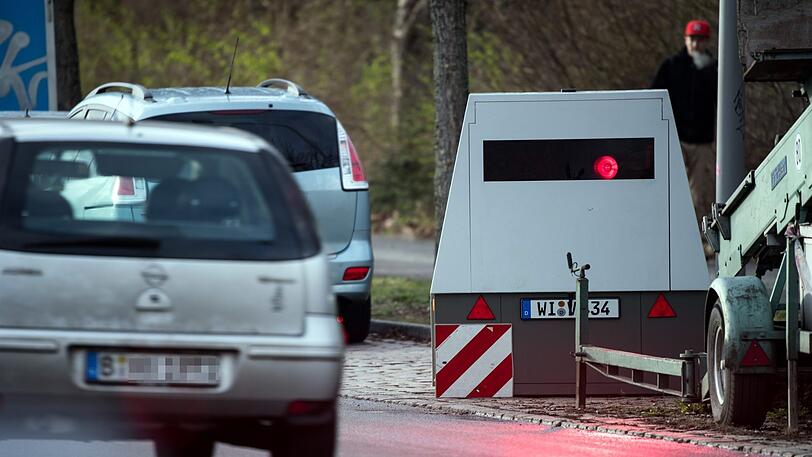 Der Mann wurde dabei erwischt, wie er an dem Blitzer-Anhänger herumwerkelte. (Symbolbild)