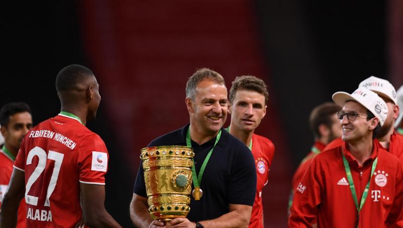Münchens Trainer Hansi Flick jubelt mit der Trophäe nach dem Spiel. Foto: Annegret Hilse/Reuters/POOL/dpa Münchens Trainer Hansi Flick jubelt mit der Trophäe nach dem Spiel. Foto: Annegret Hilse/Reuters/POOL/dpa