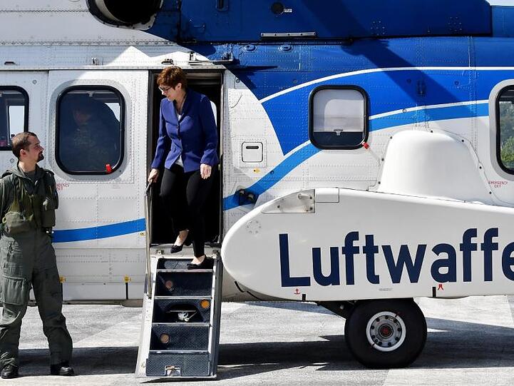 Verteidigungsministerin Kramp-Karrenbauer (CDU) steigt aus einem Bundeswehr-Hubschrauber der Luftwaffe.