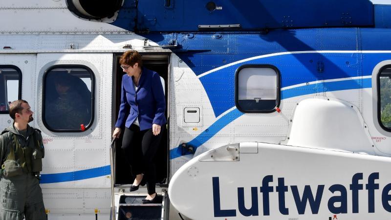 Verteidigungsministerin Kramp-Karrenbauer (CDU) steigt aus einem Bundeswehr-Hubschrauber der Luftwaffe. Verteidigungsministerin Kramp-Karrenbauer (CDU) steigt aus einem Bundeswehr-Hubschrauber der Luftwaffe.