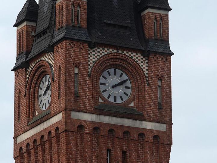 Die Turmuhr am Rathaus in Berlin-Köpenick steht noch immer auf 14.10 Uhr. Zu dieser Zeit brach am 19. Februar die Stromversorgung in großen Teilen des Bezirks zusammen.