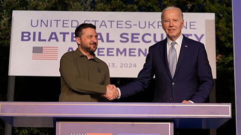 Das neue Sicherheitsabkommen zwischen Washington um US-Präsident Biden (r) und Kiew um Ukraines Präsident Selenskyj ist auf zehn Jahre angelegt.