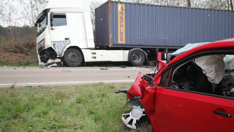 Ersthelfer holten den 68-Jährigen aus seinem Auto. Der Mann starb an seinen schweren Verletzungen.