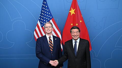 US-Finanzminister Scott Bessent (links) und Chinas Vize-Ministerpräsident He Lifeng trafen sich zu den Handelsgesprächen in Stockholm. (Archivfoto)