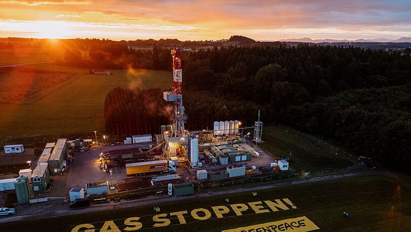 Aktivisten von Greenpeace protestierten mit einem Banner gegen die Erdgasbohrung in Oberbayern.