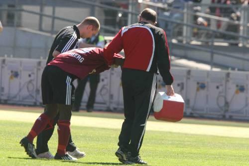 Mit "unvorstellbaren Schmerzen" und  rot vom Platz: Club-Stürmer Isaac Boakye wird verletzt vom Feld begleitet.