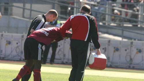 Mit "unvorstellbaren Schmerzen" und rot vom Platz: Club-Stürmer Isaac Boakye wird verletzt vom Feld begleitet. Mit "unvorstellbaren Schmerzen" und rot vom Platz: Club-Stürmer Isaac Boakye wird verletzt vom Feld begleitet.