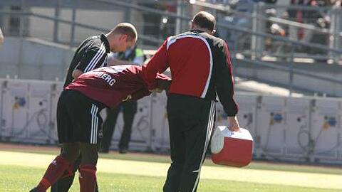 Mit "unvorstellbaren Schmerzen" und  rot vom Platz: Club-Stürmer Isaac Boakye wird verletzt vom Feld begleitet.