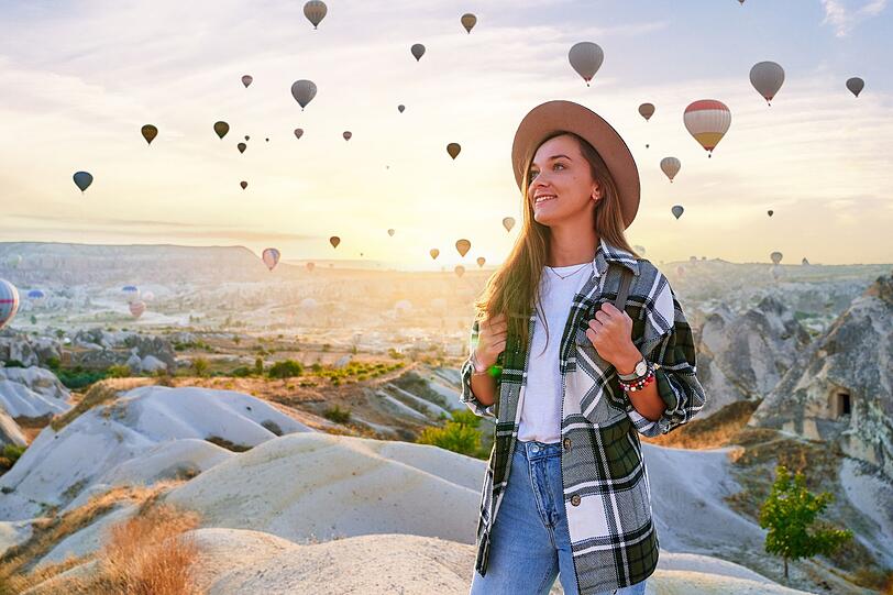 Die unzähligen Heißluftballons über der skurrilen Felslandschaft von Kappadokien geben nicht nur tolle Fotos für Instagram her. Ihr Anblick ist auch in der Realität absolut unvergleichlich. Noch atemberaubender wird es, wenn Sie früh morgens bei Sonnenaufgang selbst in einem der Heißluftballons mitfliegen. Diese Region der Türkei hat also allen Grund dazu, auf Ihre Bucket List aufgenommen zu werden. Die unzähligen Heißluftballons über der skurrilen Felslandschaft von Kappadokien geben nicht nur tolle Fotos für Instagram her. Ihr Anblick ist auch in der Realität absolut unvergleichlich. Noch atemberaubender wird es, wenn Sie früh morgens bei Sonnenaufgang selbst in einem der Heißluftballons mitfliegen. Diese Region der Türkei hat also allen Grund dazu, auf Ihre Bucket List aufgenommen zu werden.