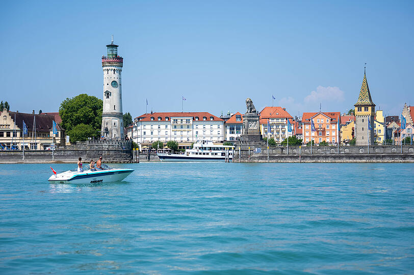 Der Hafen von Lindau am Bodensee. Wer demnächst von München aus hinfahren möchte, muss in einen Ersatzbus umsteigen. Der Hafen von Lindau am Bodensee. Wer demnächst von München aus hinfahren möchte, muss in einen Ersatzbus umsteigen.