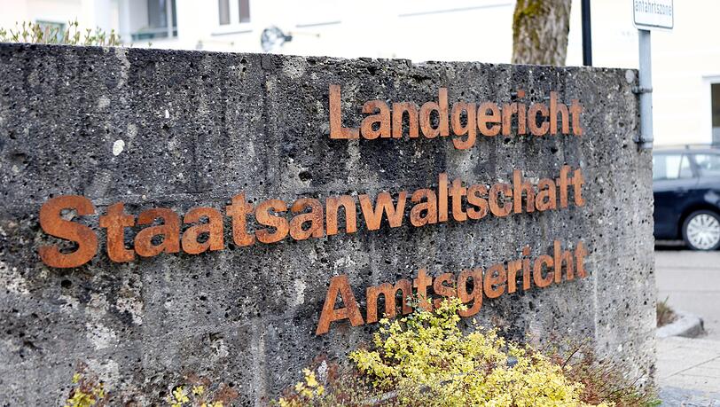 Die Angeklagte ist inzwischen vom Dienst suspendiert. Die Angeklagte ist inzwischen vom Dienst suspendiert.