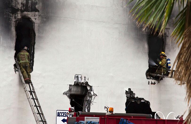 Die Feuerwehrmänner versuchen von mehreren Seiten, das Feuer zu bekämpfen. Jedes Fenster des Casino Royale wird mit Wasser eingesprüht. Es raucht und qualmt gewaltig.
