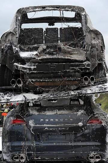 Völlig verbrannt und voller Lösch-Schaum: Auf der A9 bei Bayreuth ist ein Autotransporter in Flammen aufgegangen. Geladen hatte der Lastzug hochwertige Porsche Cayenne und Panamera. Die Bilder.