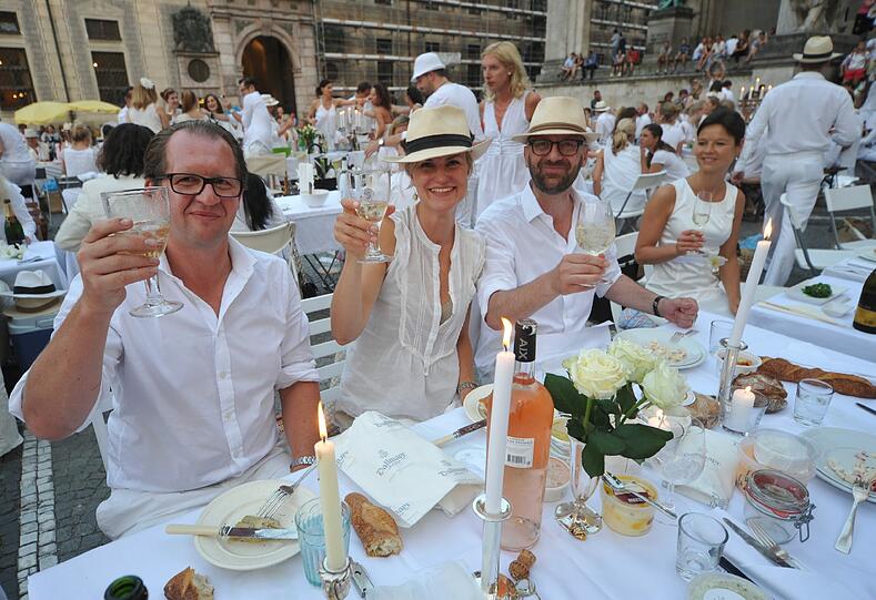 Feiner Flashmob: Rund 500 weiß gekleidete Menschen haben sich am Donnerstagabend am Münchner Odeonsplatz spontan zu einem Abendessen unter freiem Himmel getroffen - Sehen Sie hier die besten Bilder...