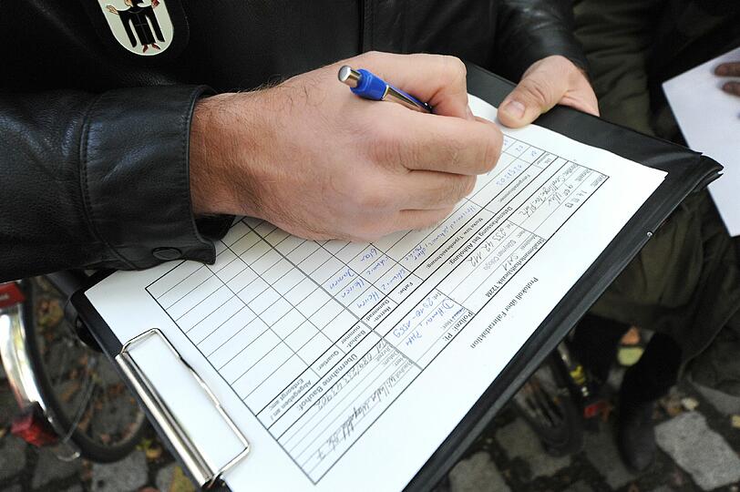 Bei seiner alljährlichen Schrottradl-Entsorgungsaktion sammelt das Baureferat jedes Mal tausende fahruntüchtige Räder ein. In den nächsten zwei Wochen wird Platz geschaffen in den öffentlichen Radlständern. Die Seriennummern werden von der Polizei notiert, falls doch noch jemand sein Rad vermisst.