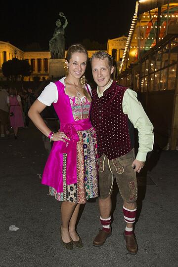 Sabine Lisicki und Freund Oliver Pocher vor der Bavaria.