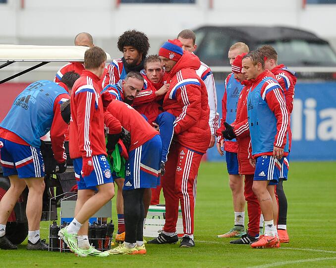 Der FCB-Schock in Bildern - hier wird der verletzte Philipp Lahm beim Training abtransportiert!