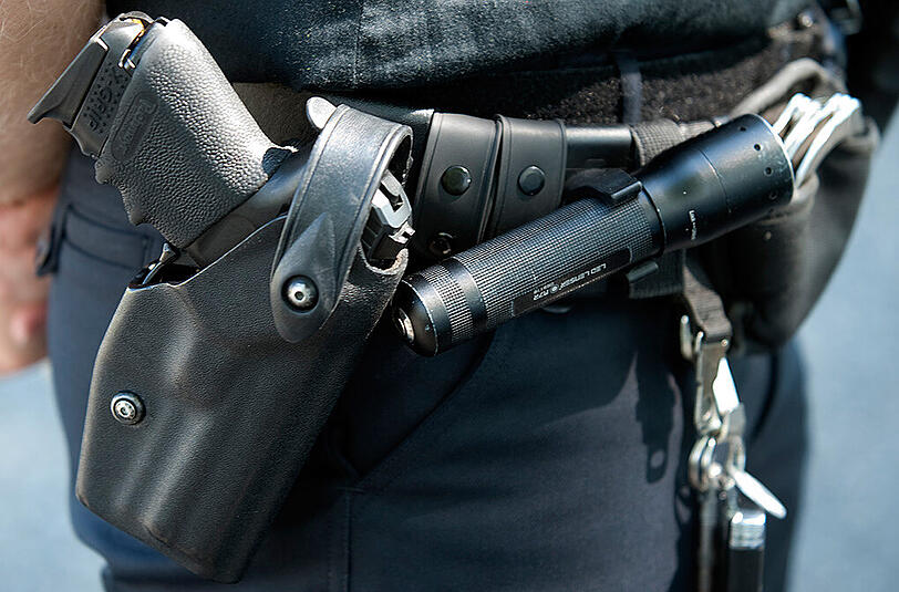 Ein Polizist muss sich in Saarbrücken vor Gericht verantworten. Ihm wird unter anderem vorgeworfen, im Februar 2014 auf einem Feldweg einen ruhig gewordenen Randalierer mit Pfefferspray, Schlägen, Tritten und einer Todesdrohung malträtiert zu haben. Foto: Swen Pförtner/Symbolbild