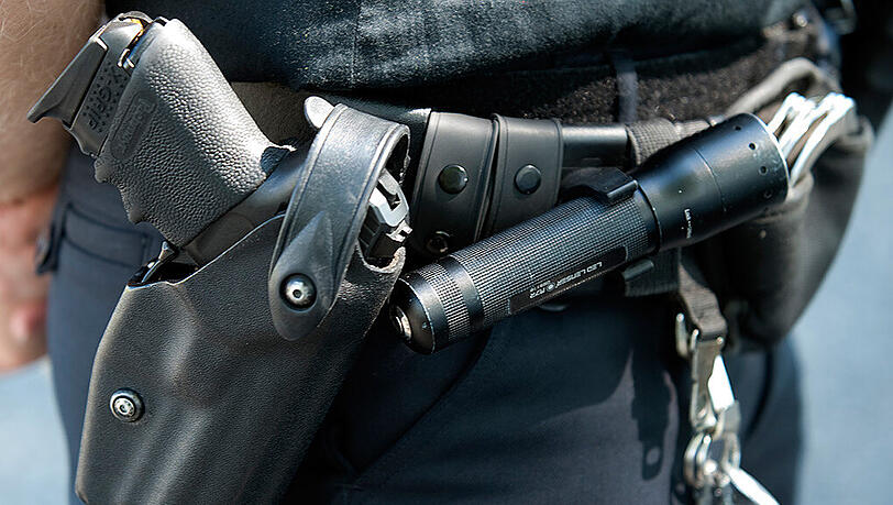 Ein Polizist muss sich in Saarbrücken vor Gericht verantworten. Ihm wird unter anderem vorgeworfen, im Februar 2014 auf einem Feldweg einen ruhig gewordenen Randalierer mit Pfefferspray, Schlägen, Tritten und einer Todesdrohung malträtiert zu haben. Foto: Swen Pförtner/Symbolbild Ein Polizist muss sich in Saarbrücken vor Gericht verantworten. Ihm wird unter anderem vorgeworfen, im Februar 2014 auf einem Feldweg einen ruhig gewordenen Randalierer mit Pfefferspray, Schlägen, Tritten und einer Todesdrohung malträtiert zu haben. Foto: Swen Pförtner/Symbolbild