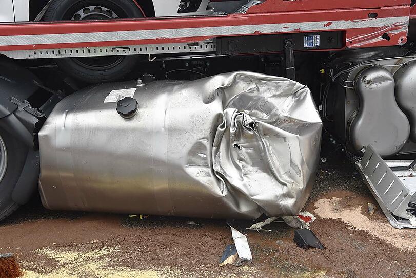 Auf der A99 ist ein Autotransporter auf einen vorausfahrenden Sattelschlepper aufgefahren. Der Unfall führte zu kilometerlangen Staus.