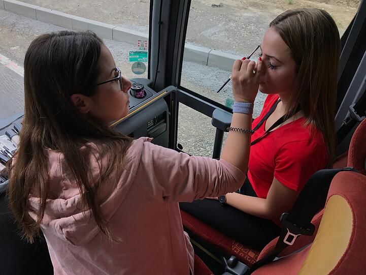 Schminken im fahrenden Bus? Für Make-up-Artist Anna kein Problem.