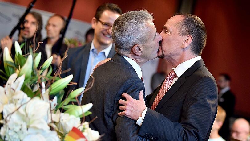 Karl Kreile (l) und Bodo Mende küssen sich am 01.10.2017 im Rathaus Schöneberg in Berlin nach der Eheschließung.