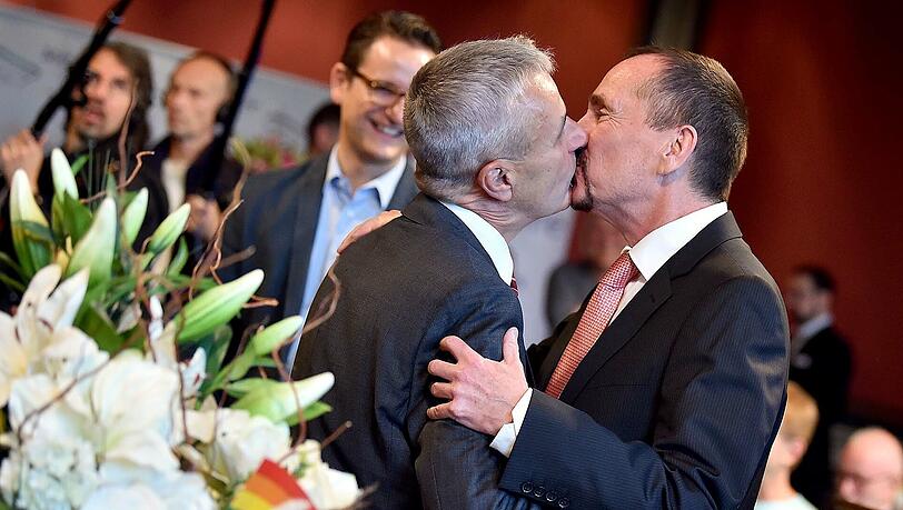 Karl Kreile (l) und Bodo Mende küssen sich am 01.10.2017 im Rathaus Schöneberg in Berlin nach der Eheschließung. Karl Kreile (l) und Bodo Mende küssen sich am 01.10.2017 im Rathaus Schöneberg in Berlin nach der Eheschließung.