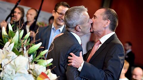 Karl Kreile (l) und Bodo Mende küssen sich am 01.10.2017 im Rathaus Schöneberg in Berlin nach der Eheschließung.