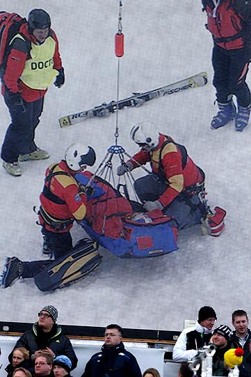5. Februar 2013: Lindsey Vonn wird nach ihrem Sturz bei der Ski-WM in Schladming von Sanitätern mit einem Hubschrauber abtransportiert. Diagnose: Kreuz- und Innenbandriss im rechten Knie sowie Bruch des Schienbeinkopfes.