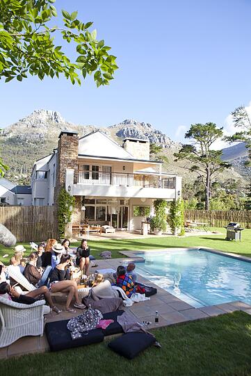 Die Ladies relaxen am Pool der Villa.